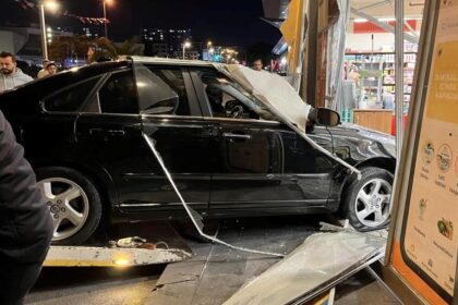 Avcılar’da hızını alamayan otomobil zincir markete girdi - Son Dakika Türkiye Haberleri